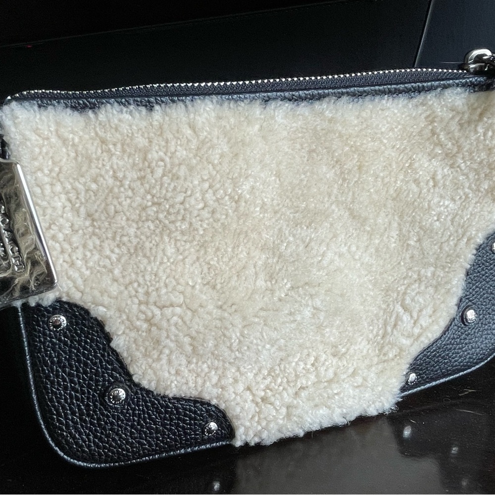 Coach~
SMALL RHYDER POCHETTE IN SHEARLING - Picture 4 of 15